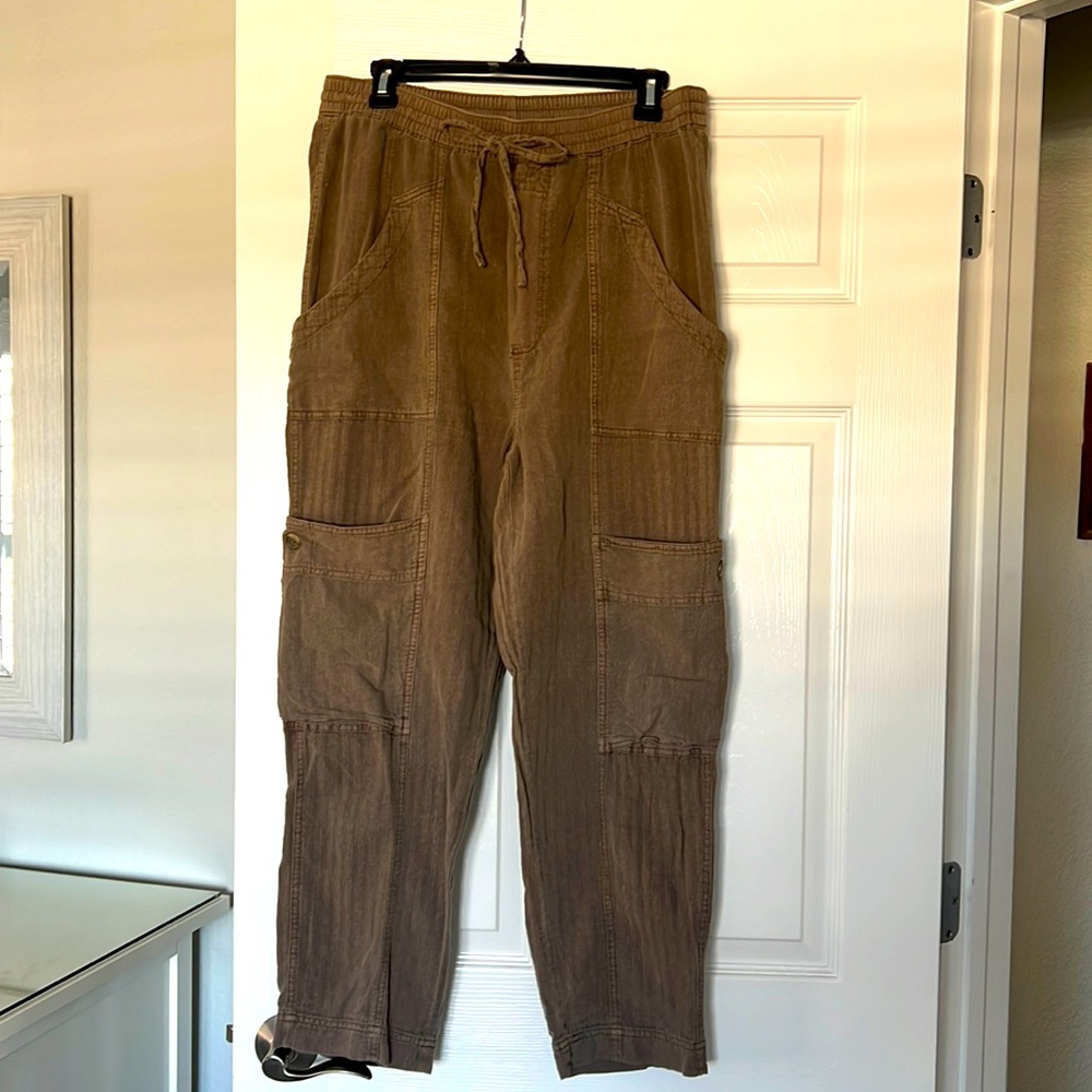 Free People light bark colored cargo pants. Size Small.